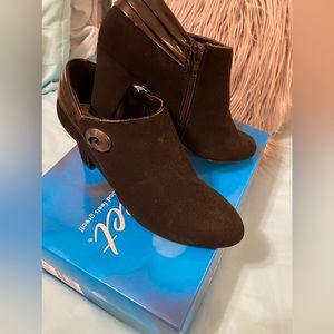 Easy Street women’s bootie. Tonal contrasting material and pleated detailing .